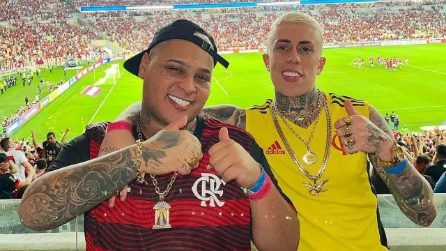 Mc Daniel (right) with Flamengo shirt / Reproduction